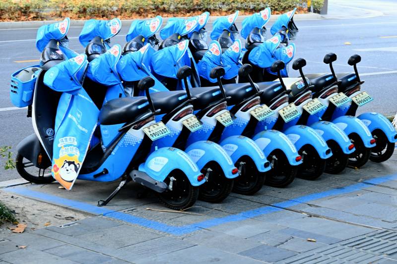蓝色共享电动车整齐排列图片