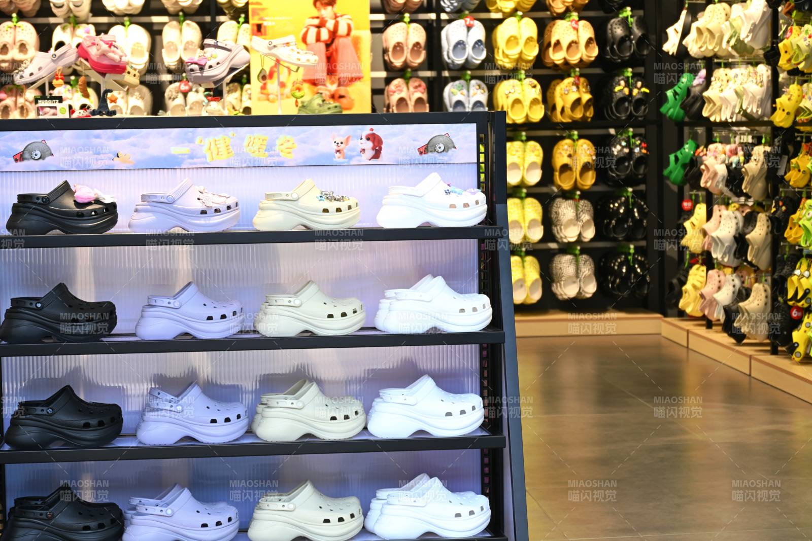 多彩洞洞鞋陈列图片