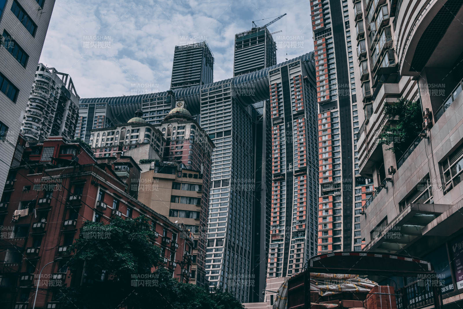 重庆解放碑来福士都市高楼林立图片