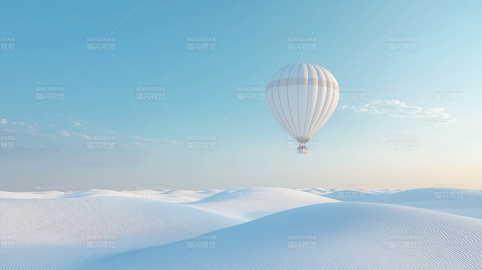 白色热气球沙漠之旅图片