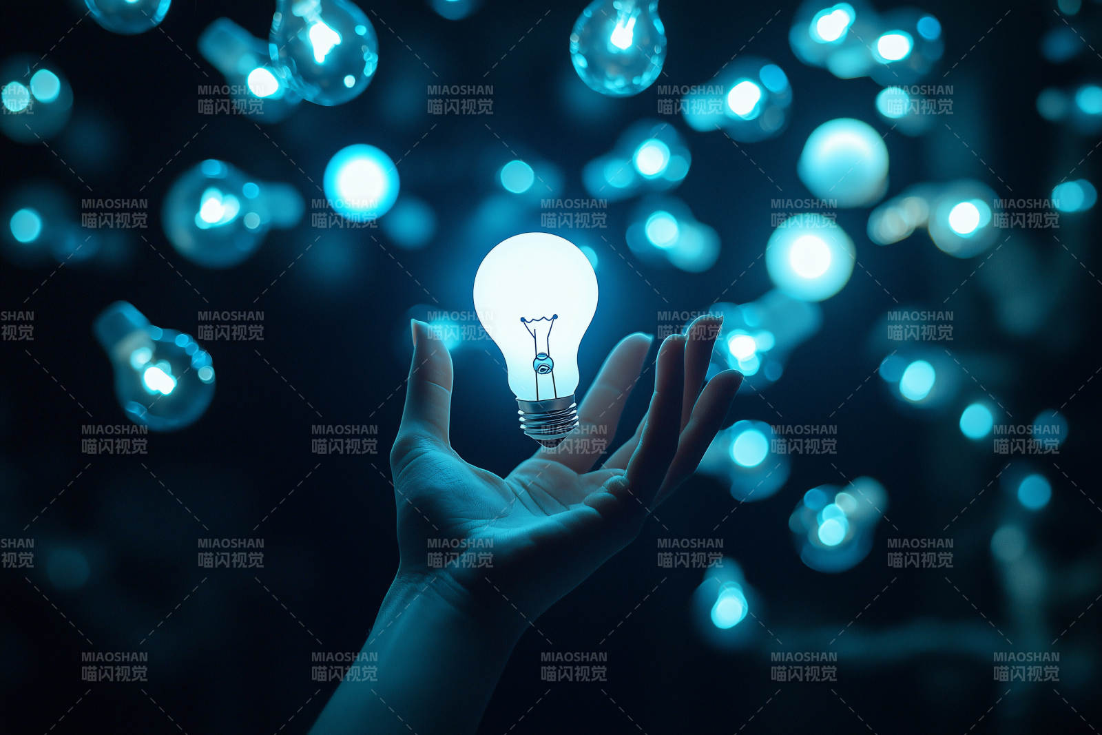 手中光明点亮希望图片