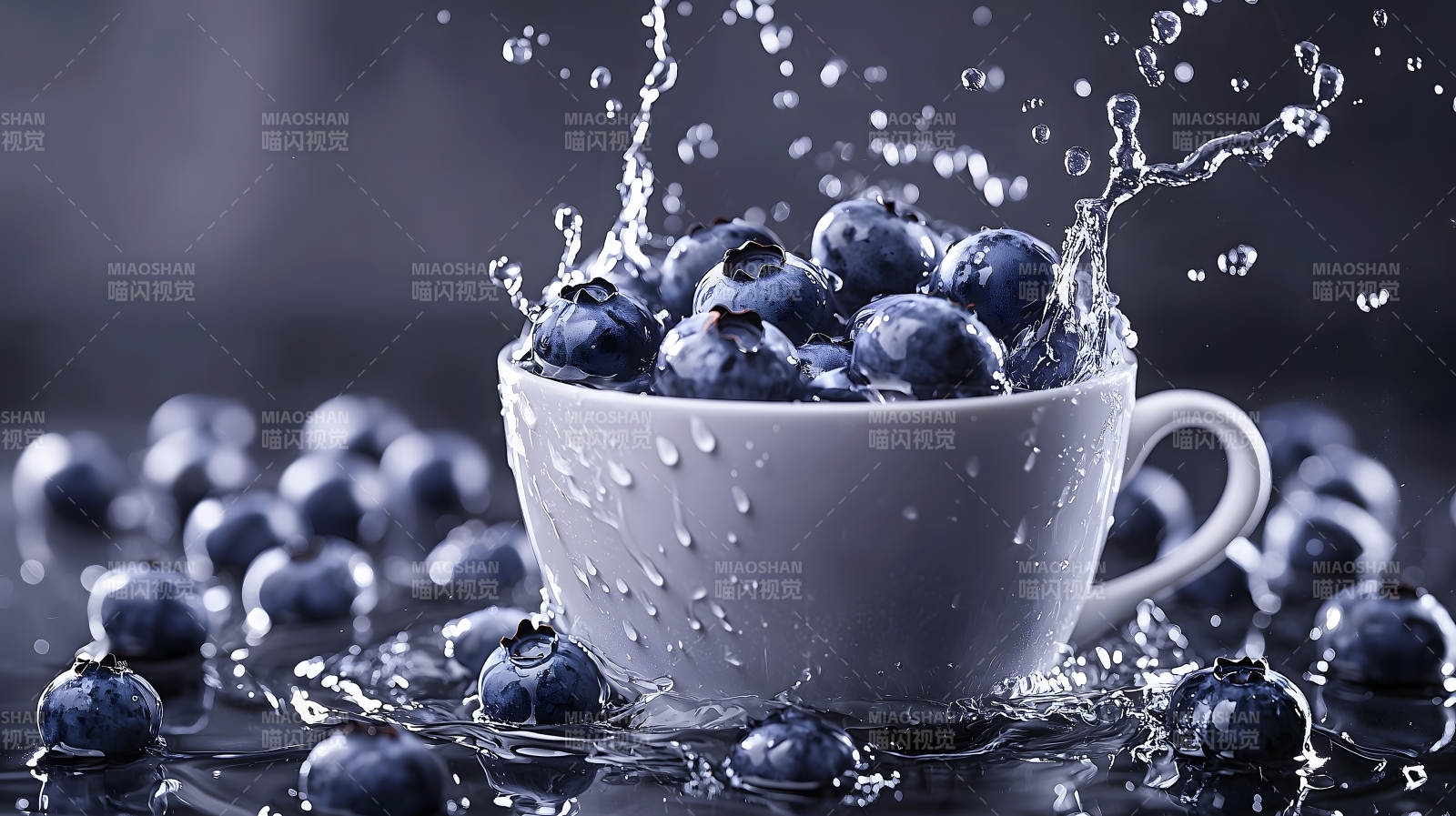 蓝莓水花飞溅的瞬间图片