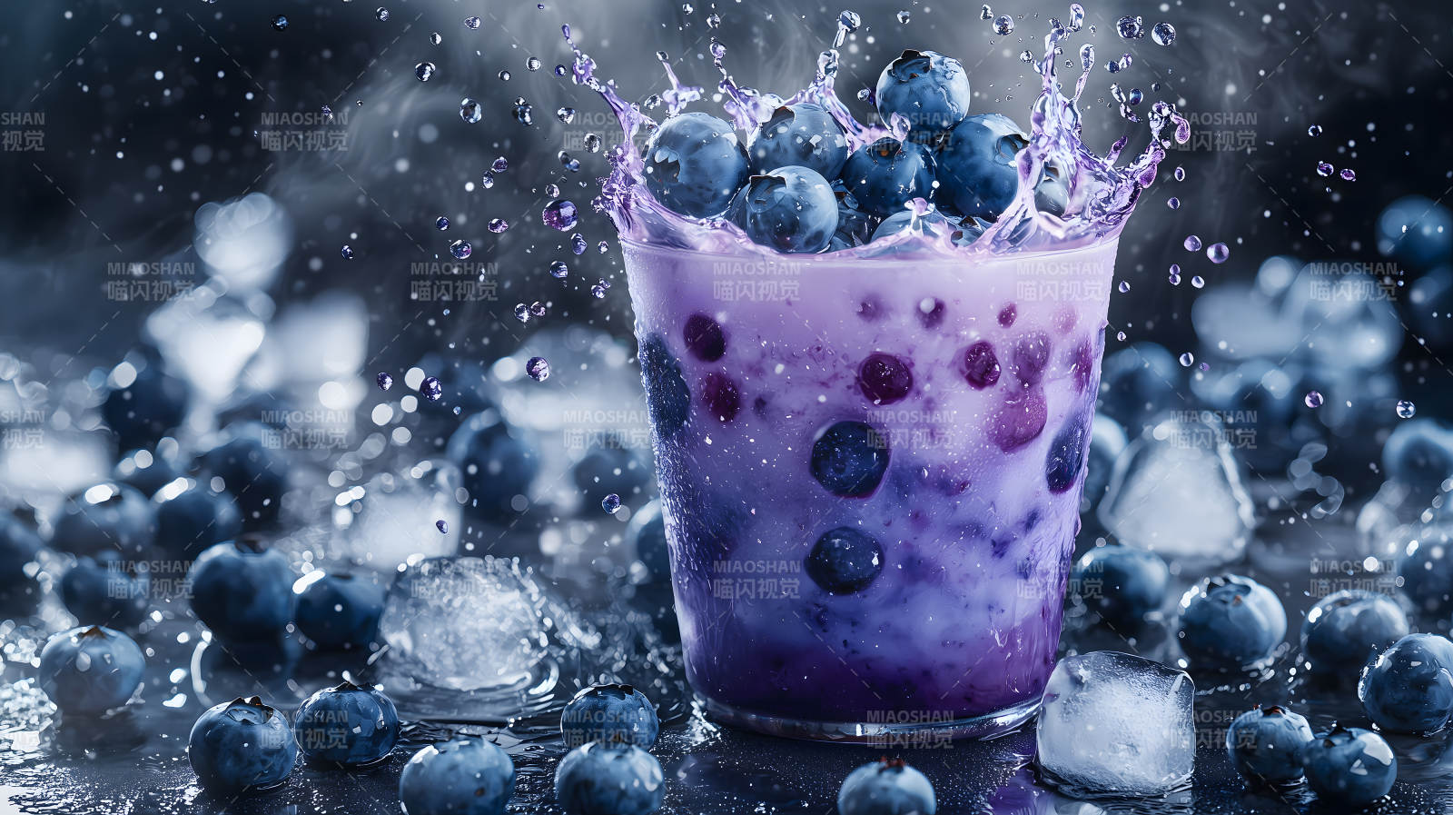 冰爽蓝莓饮品飞溅瞬间图片