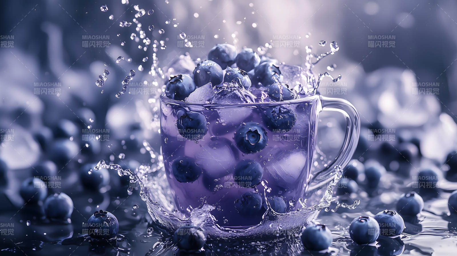 冰爽蓝莓饮品飞溅瞬间图片