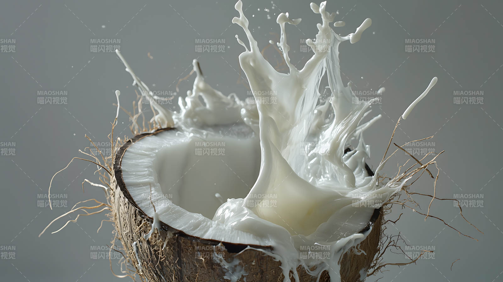 水花四溅的椰香诱惑图片