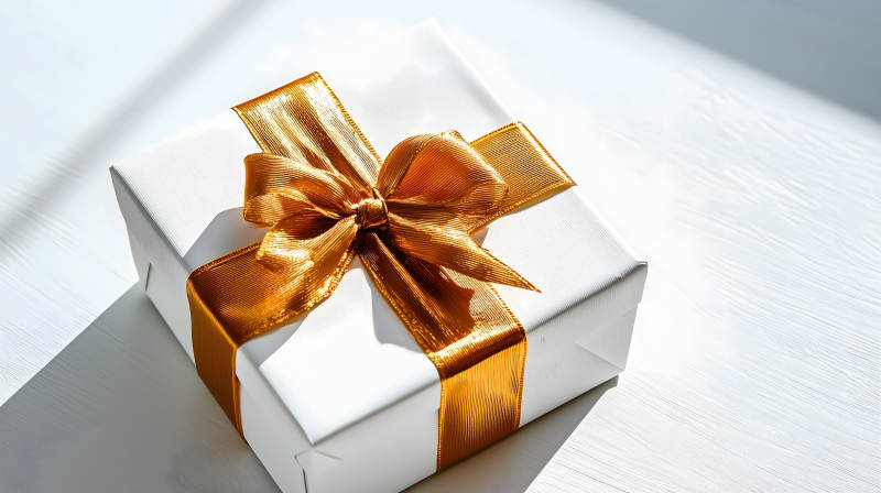 金色绸带的纯白礼物图片