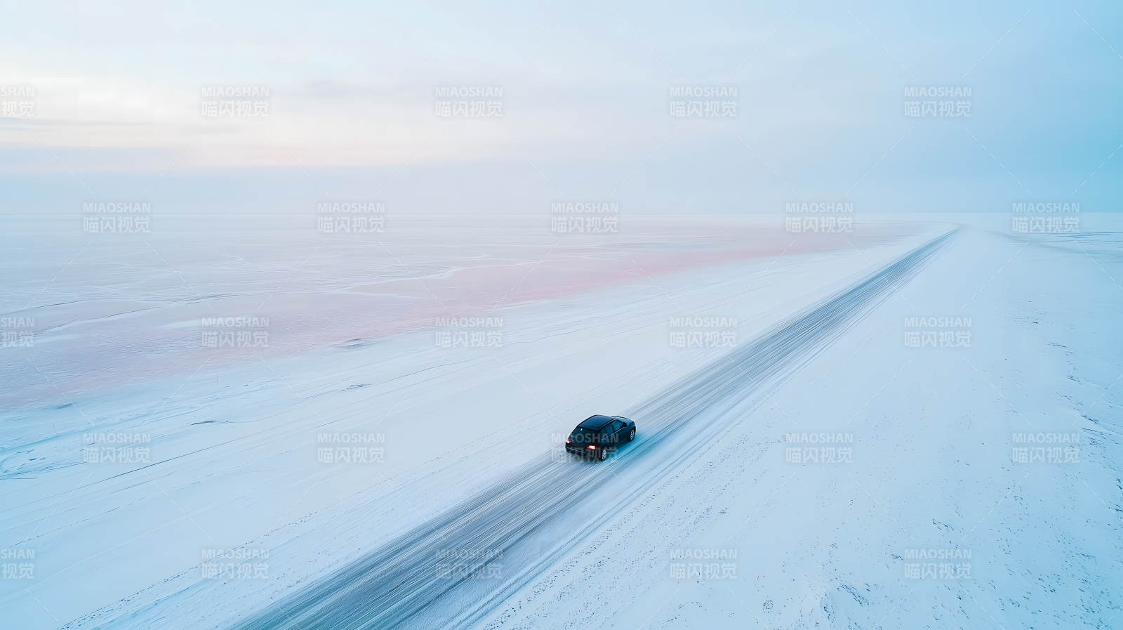 粉色盐湖上的公路之旅图片
