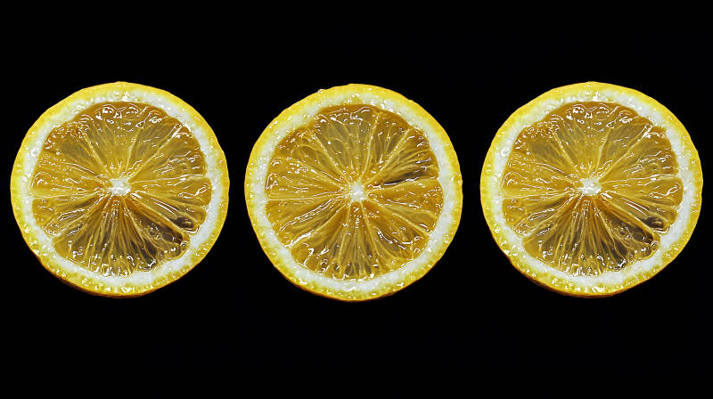 柠檬在水中飞溅的清爽图片