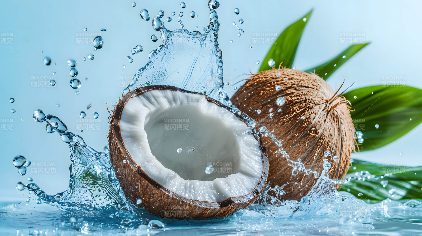 水花四溅的椰香诱惑图片