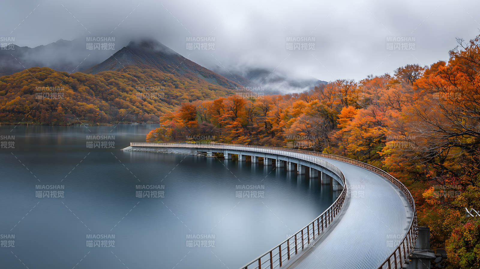 秋日湖光山色与桥图片