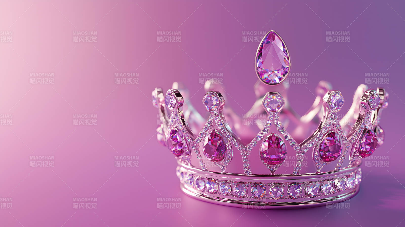 粉紫色背景上镶满宝石的华丽皇冠图片