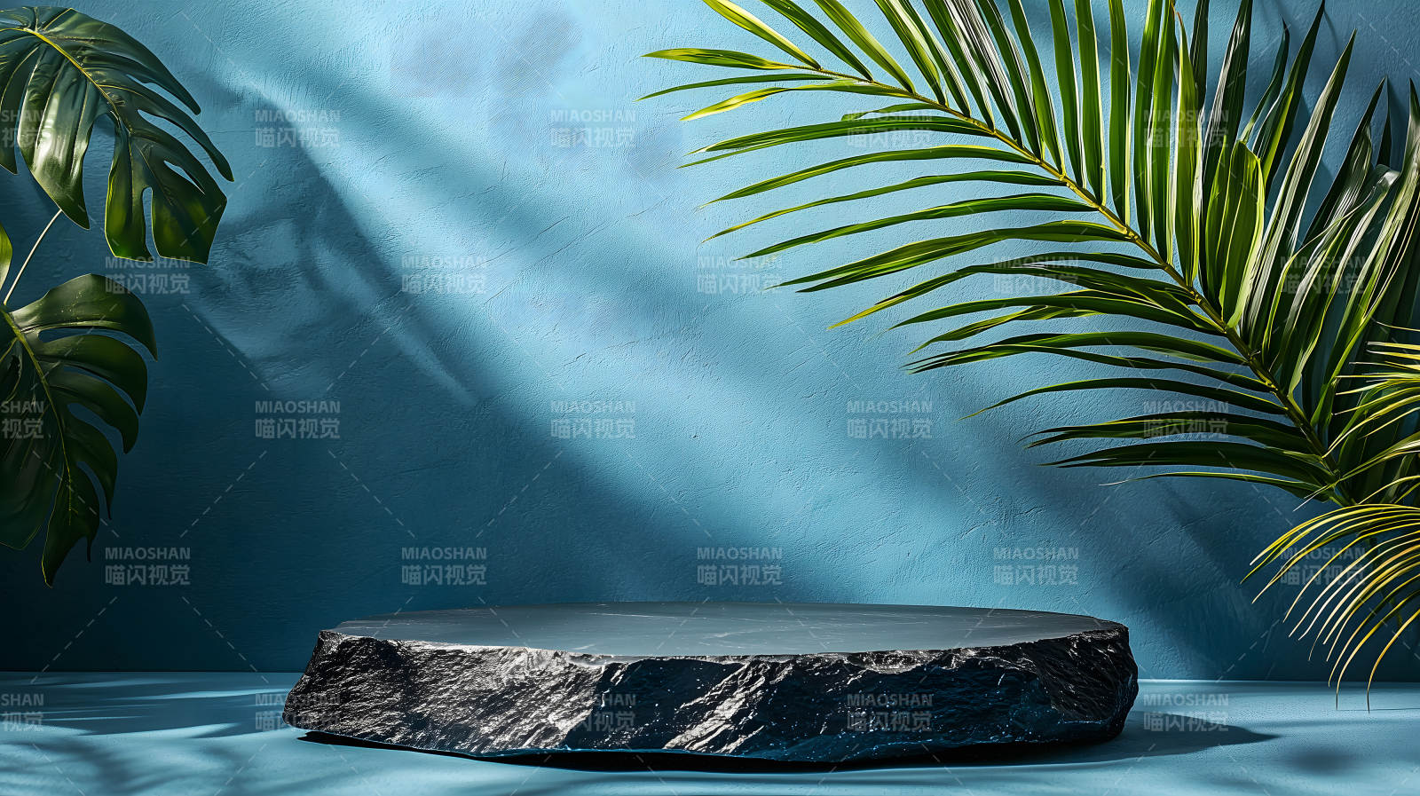 蓝色背景中带棕榈叶的黑色大理石展台图片