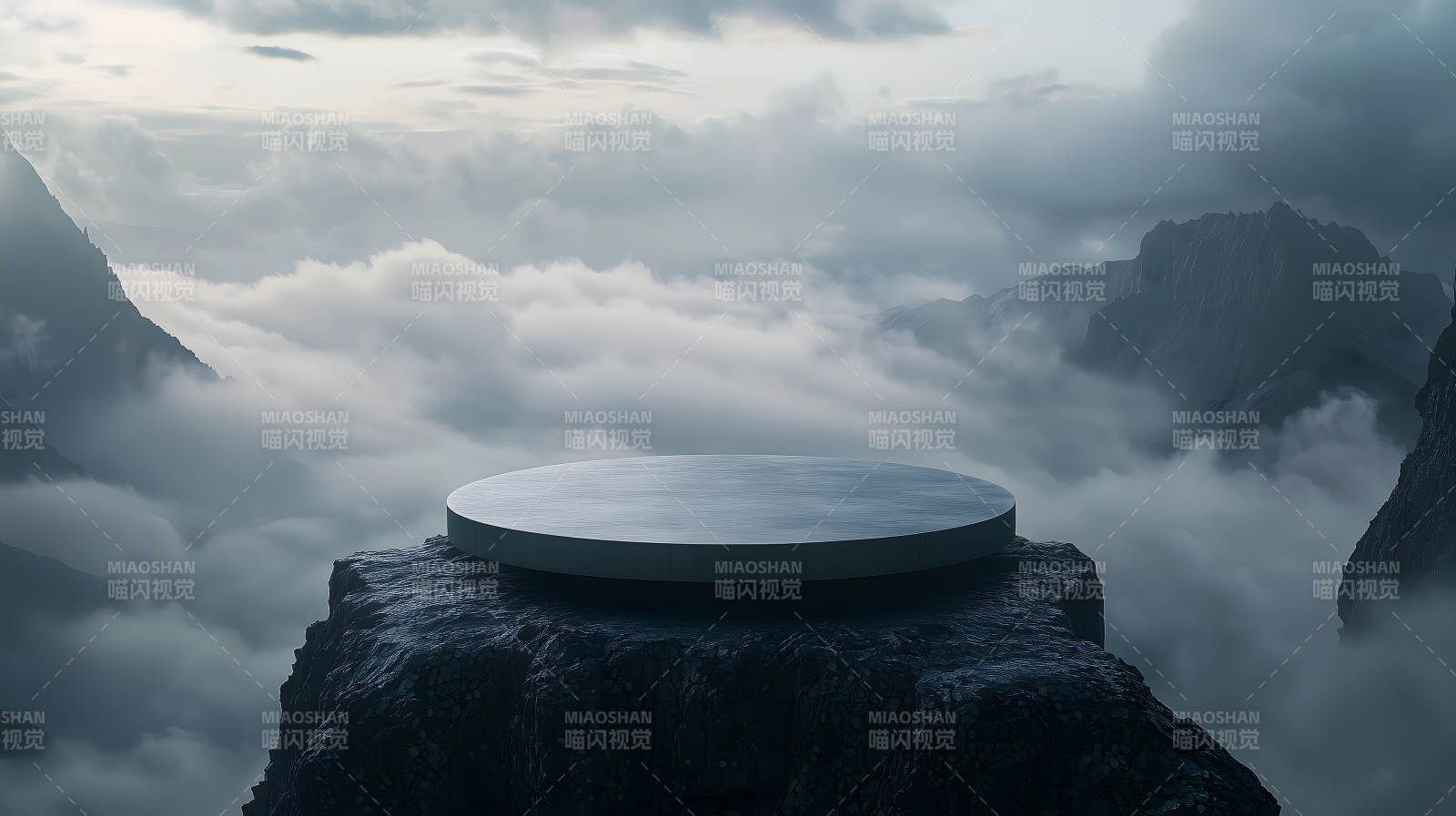 云雾缭绕山巅上的圆形灰色展示台图片