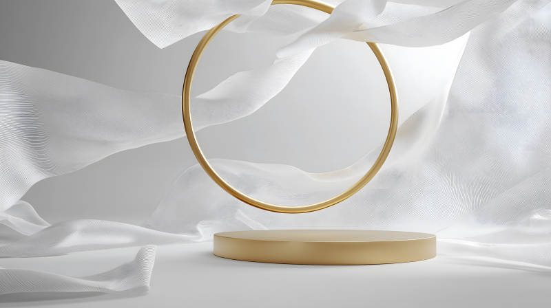 白色背景旁带金色圆环的展示台图片