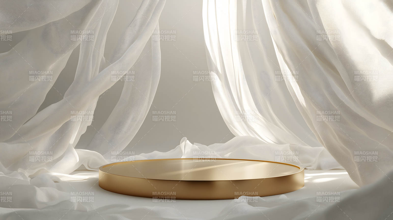 白色背景旁带金色圆环的展示台图片