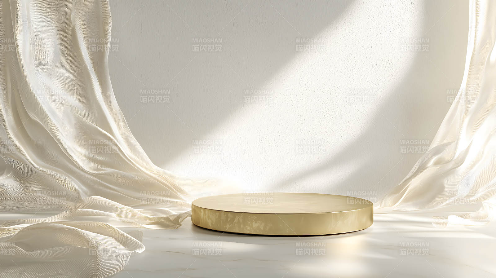 白色背景旁带金色圆环的展示台图片