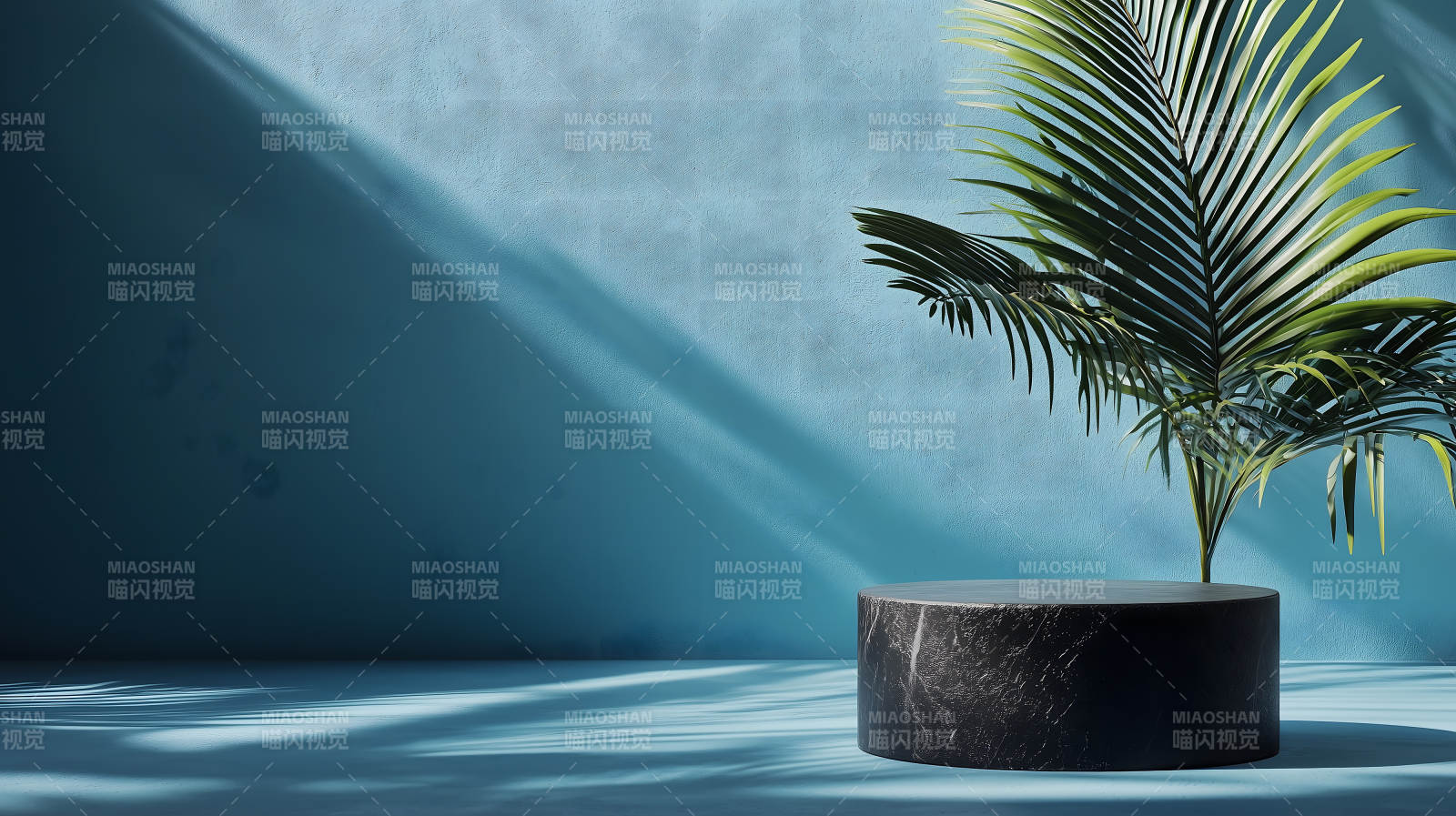 蓝色背景中带棕榈叶的黑色大理石展台图片