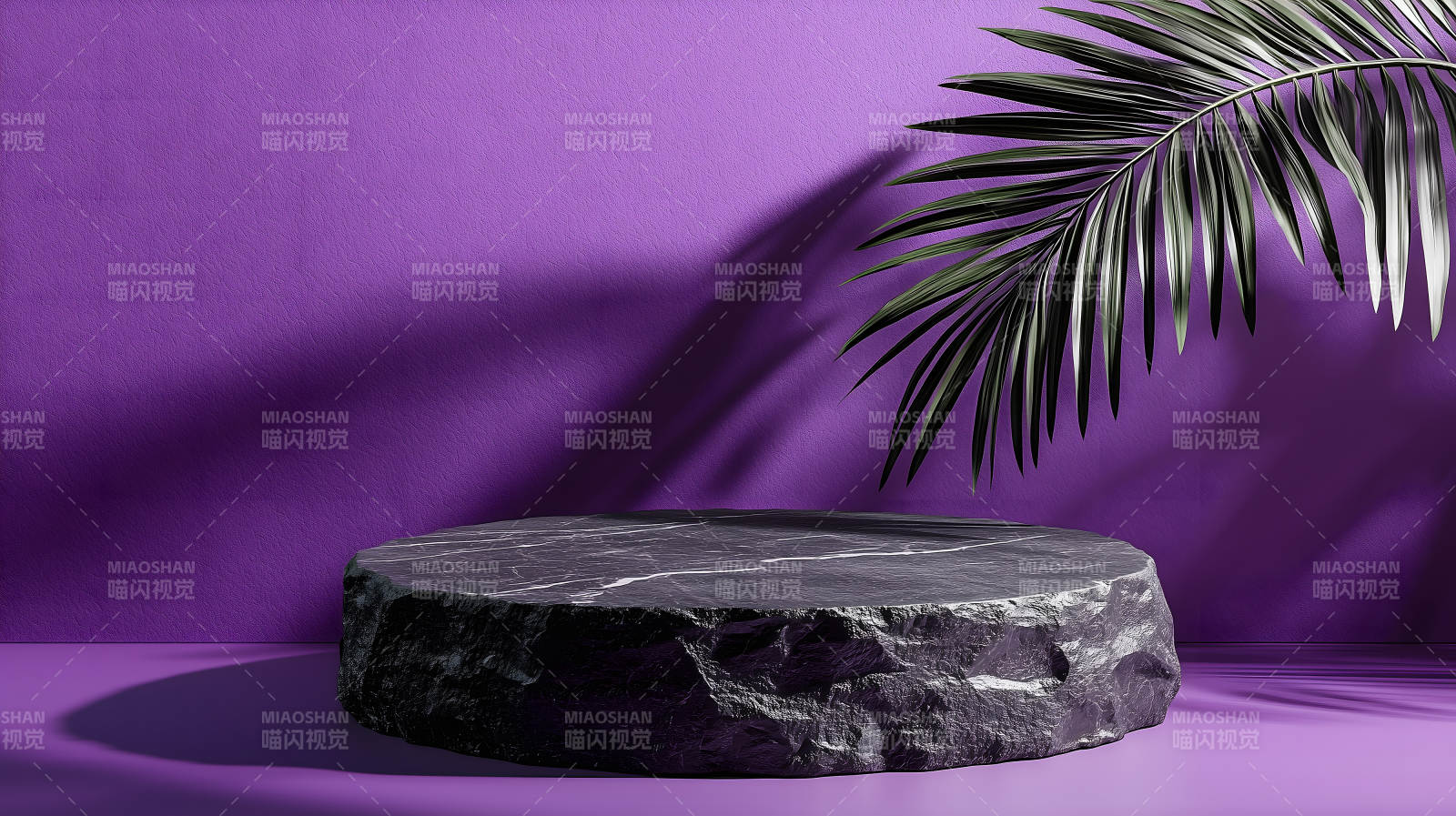 紫色背景配棕榈叶的黑色圆形展台图片