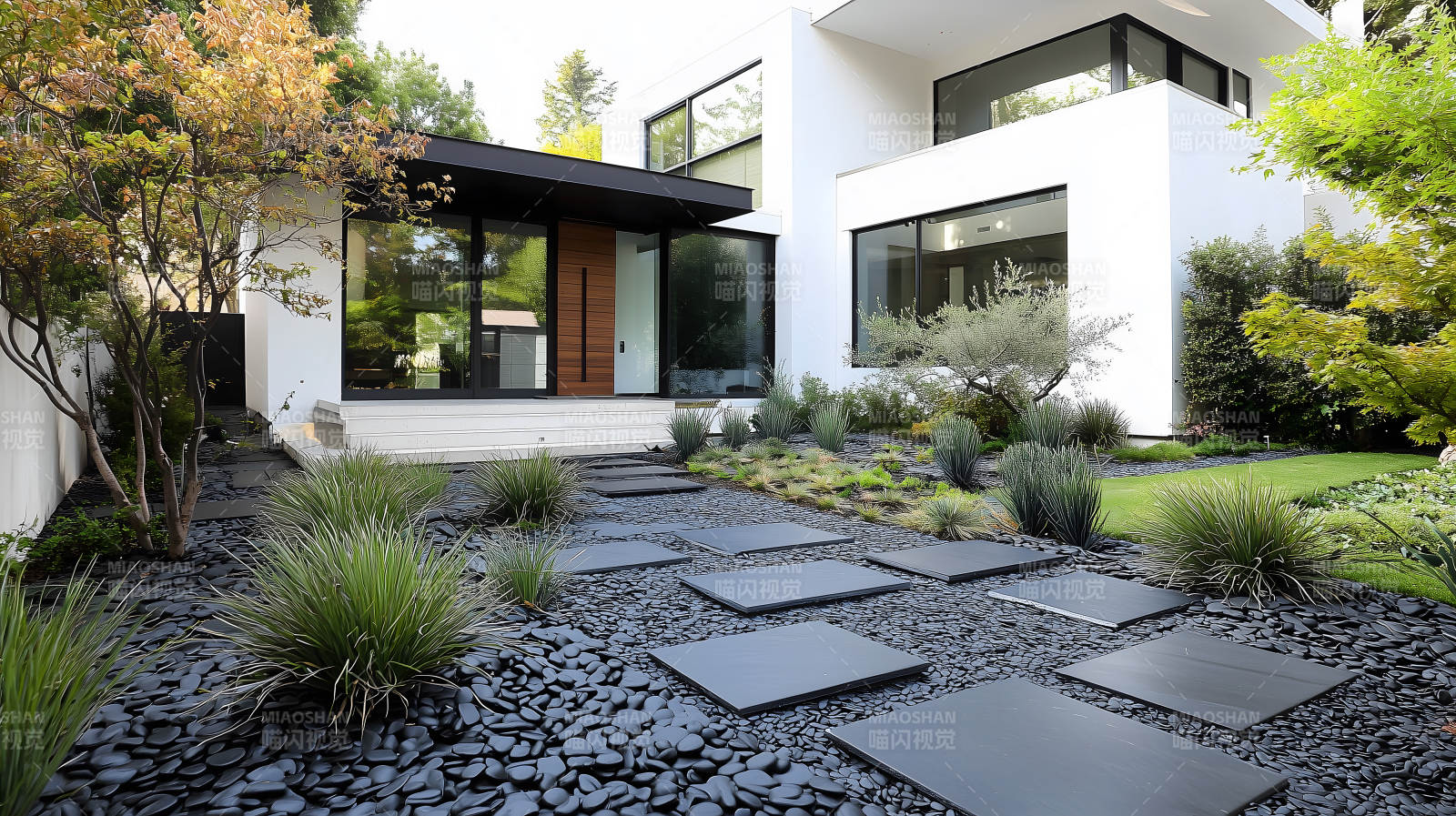 现代黑建筑搭配绿篱草坪的户外景致图片