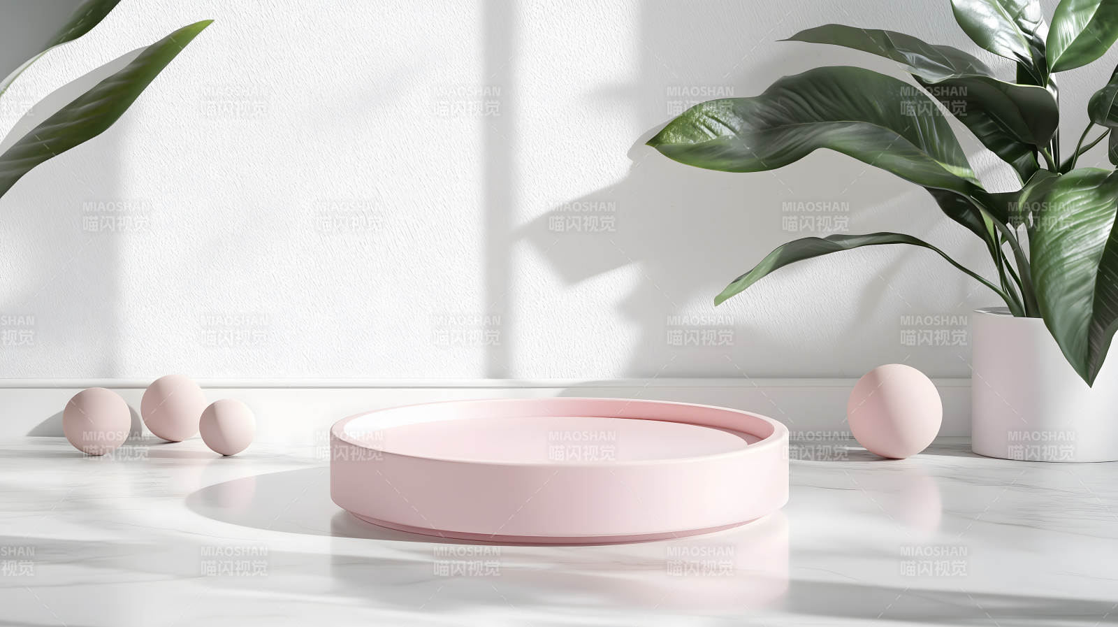 浅色调场景中的粉色圆形展示台图片