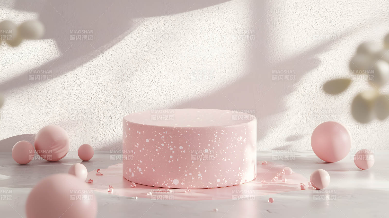 浅色调场景中的粉色圆形展示台图片