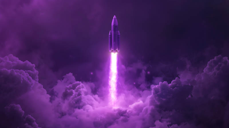 紫色云雾中火箭发射升空的震撼场景图片
