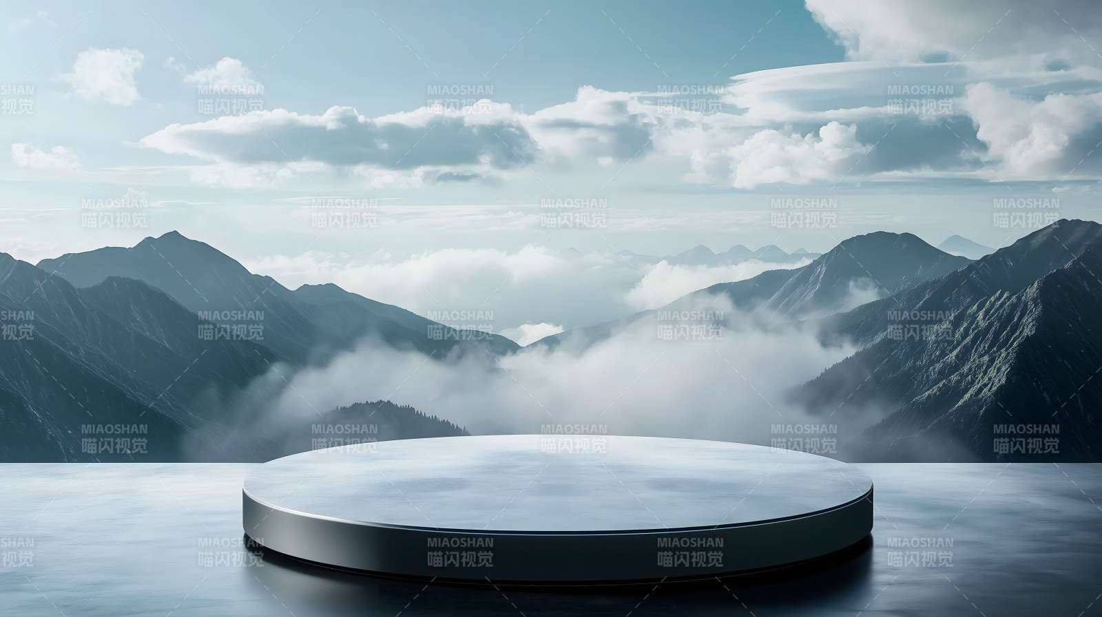 云雾缭绕山巅上的圆形灰色展示台图片