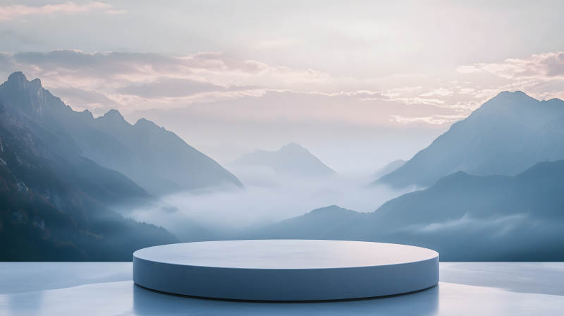 云雾缭绕山巅上的圆形灰色展示台图片
