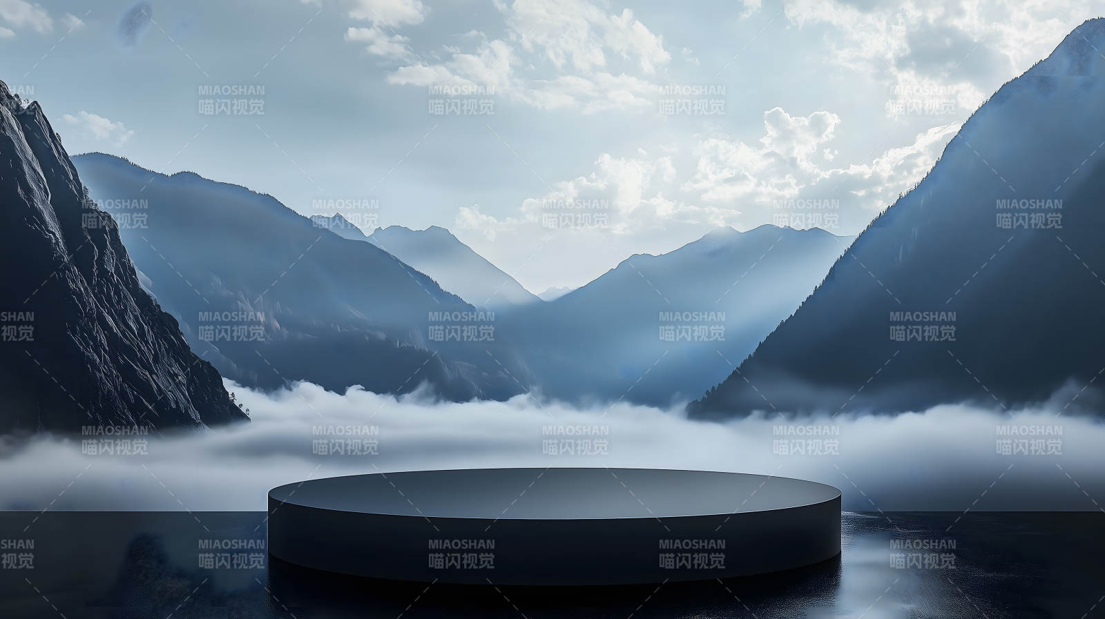 云雾缭绕山巅上的圆形灰色展示台图片