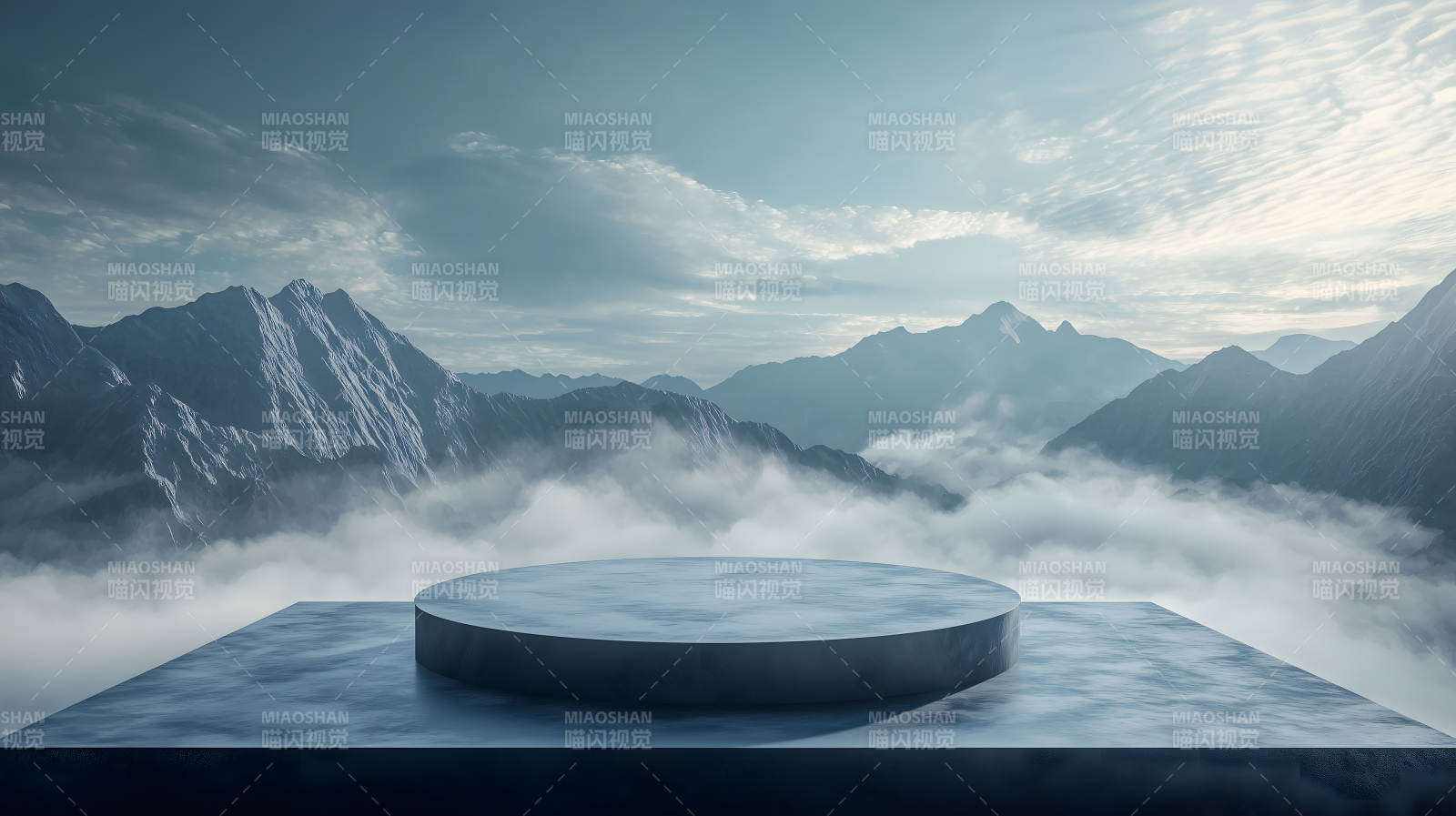 云雾缭绕山巅上的圆形灰色展示台图片