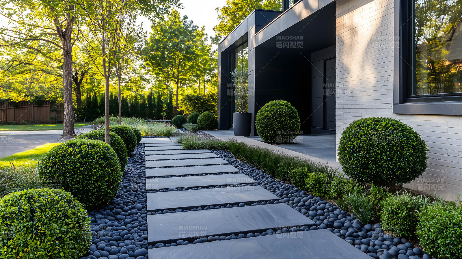 现代黑建筑搭配绿篱草坪的户外景致图片