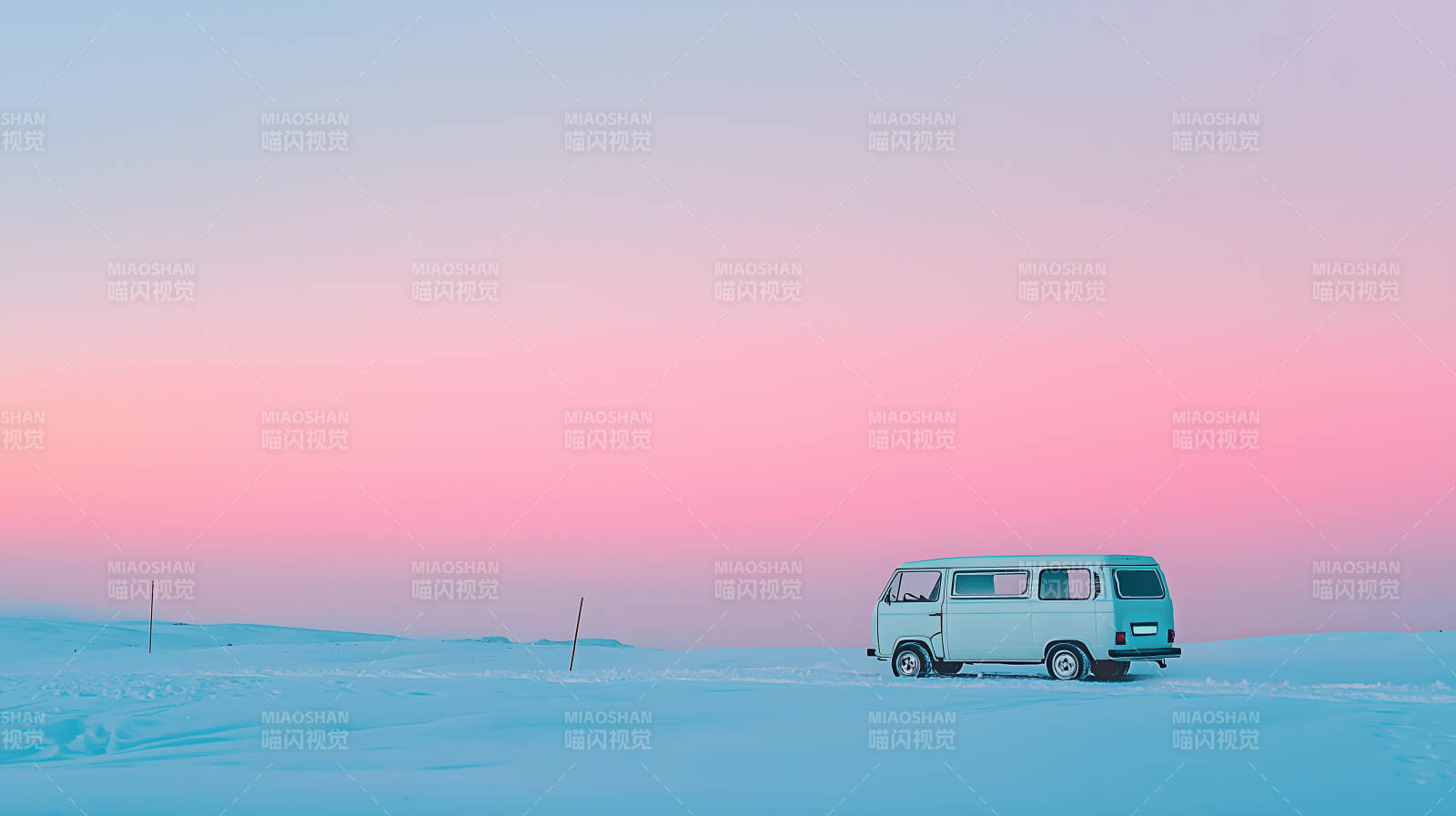 雪地粉霞面包车图片