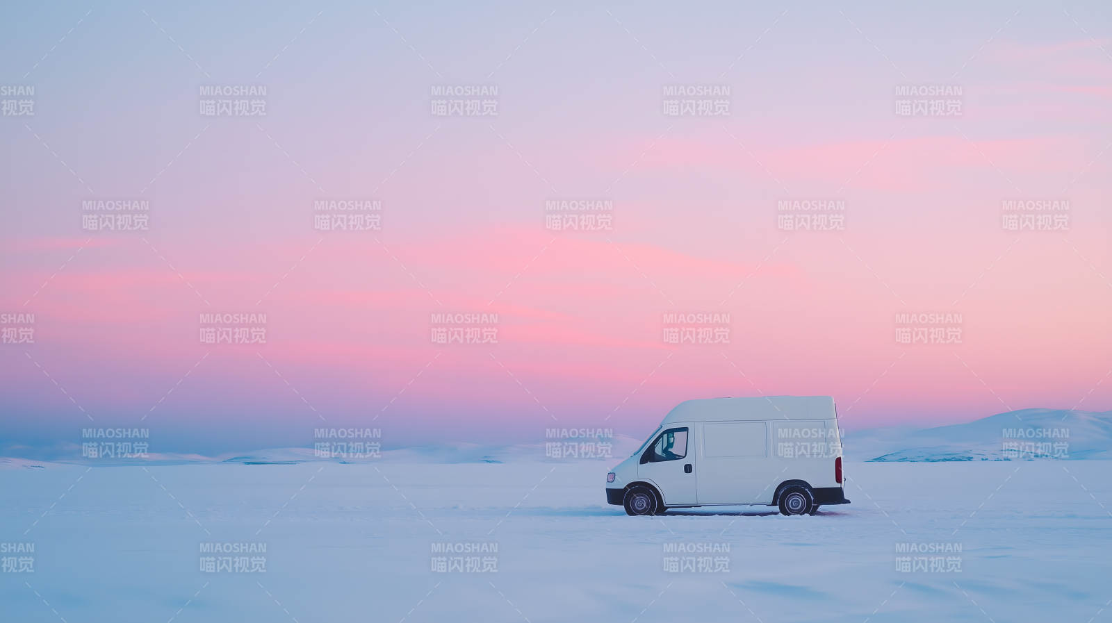 雪地粉霞面包车图片