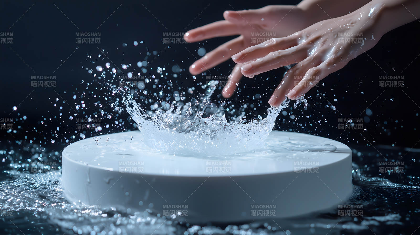 双手泼水于白色圆台形成水花的画面图片