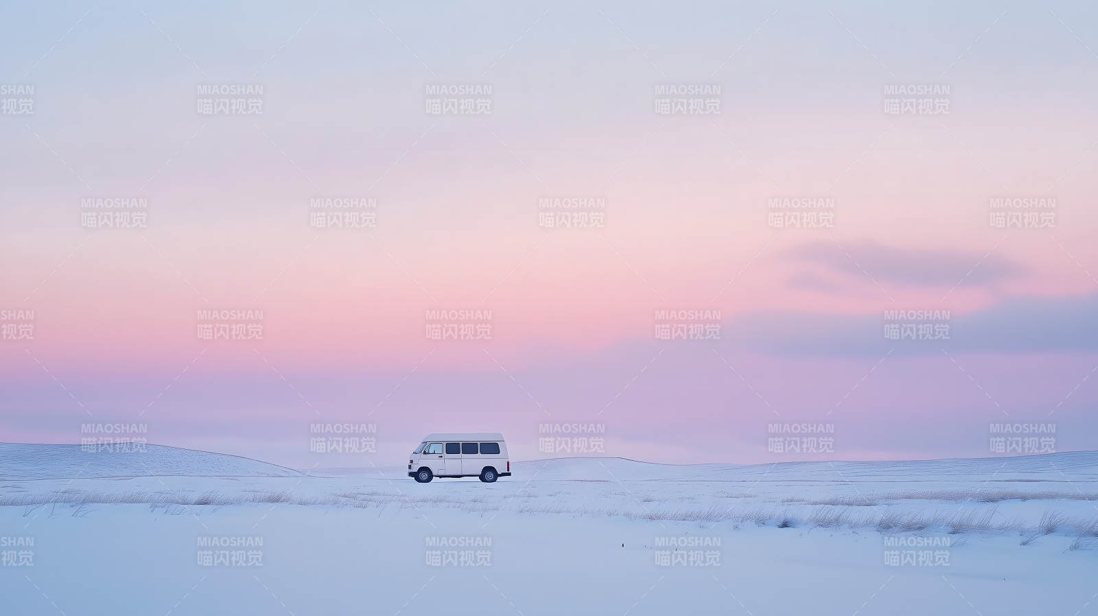 雪地粉霞面包车图片