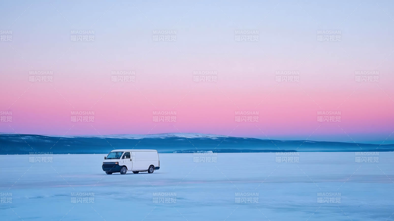 雪地粉霞面包车图片