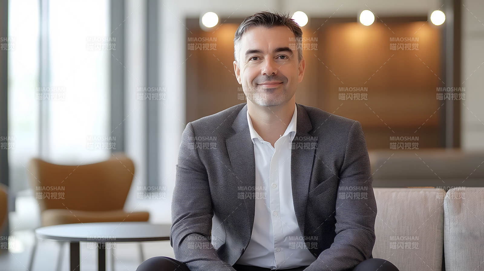 室内穿着西装面带微笑的男士形象图片