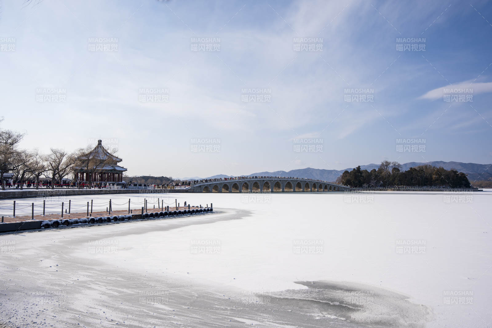 颐和园冬日湖畔古亭静谧图片