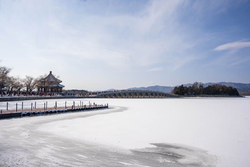 颐和园冬日湖畔古亭静谧图片