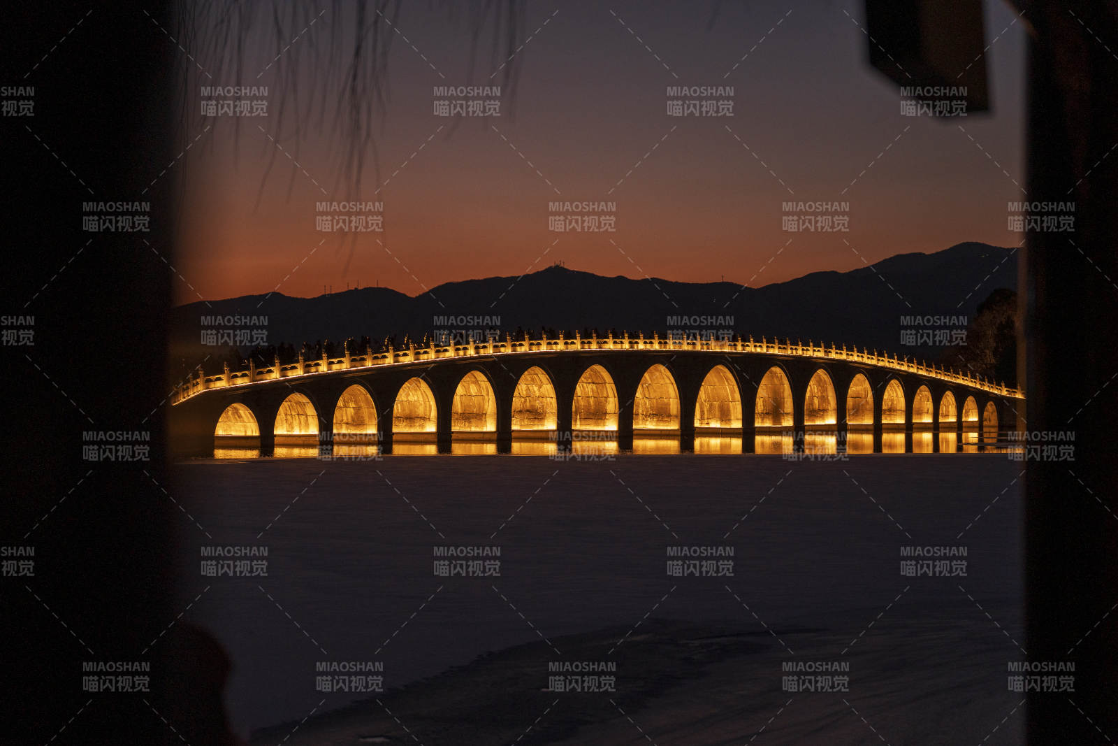 颐和园拱桥夜景 灯火辉煌图片