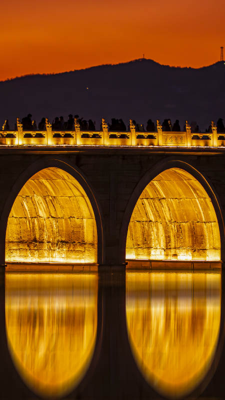 颐和园十七孔桥桥影映水夜色美图片