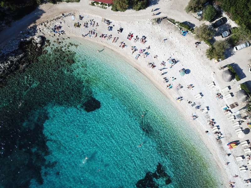 克罗地亚 碧海白沙游人如织图片