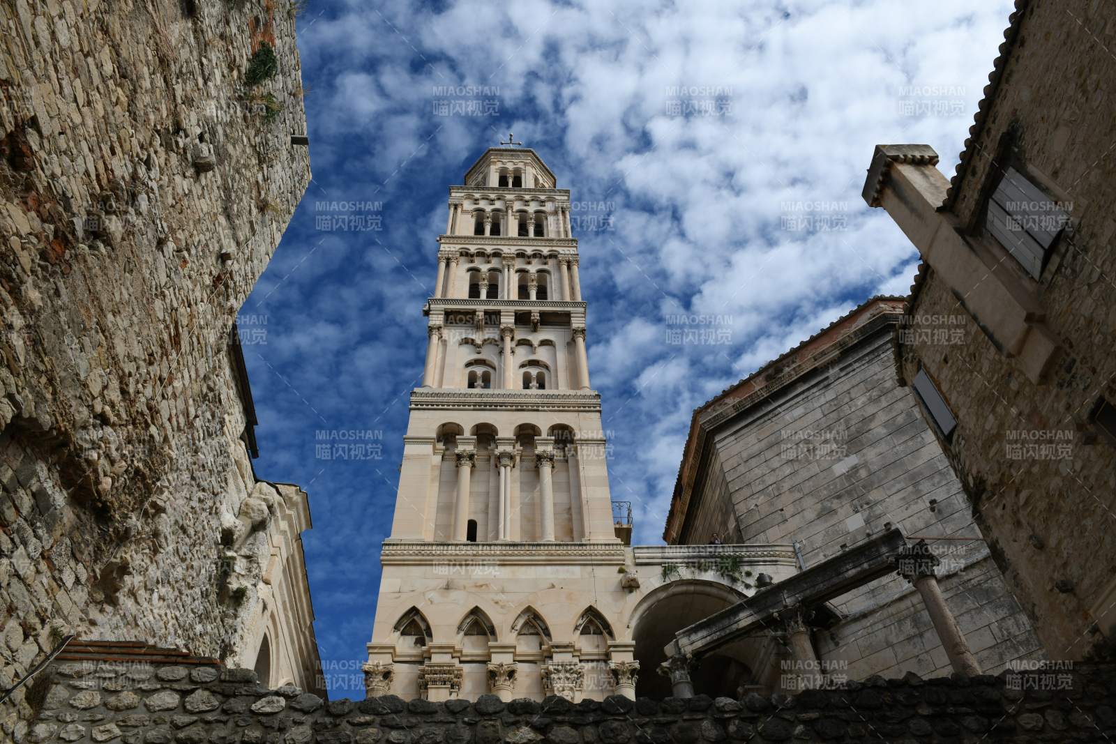 克罗地亚 钟楼仰望蓝天图片