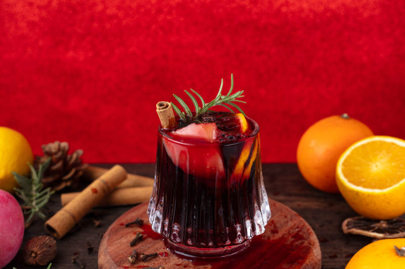 热红酒配橙片肉桂图片
