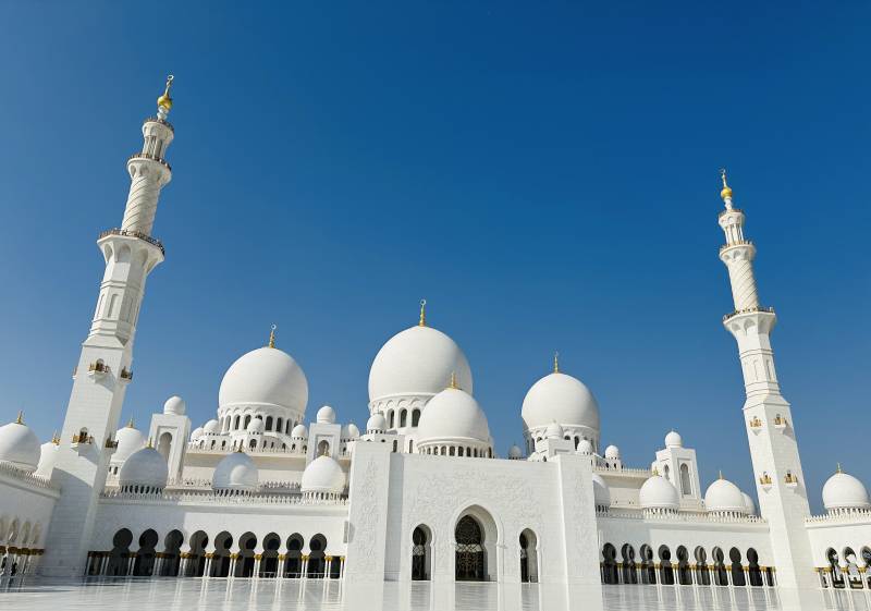洁白清真寺 蓝天映衬图片