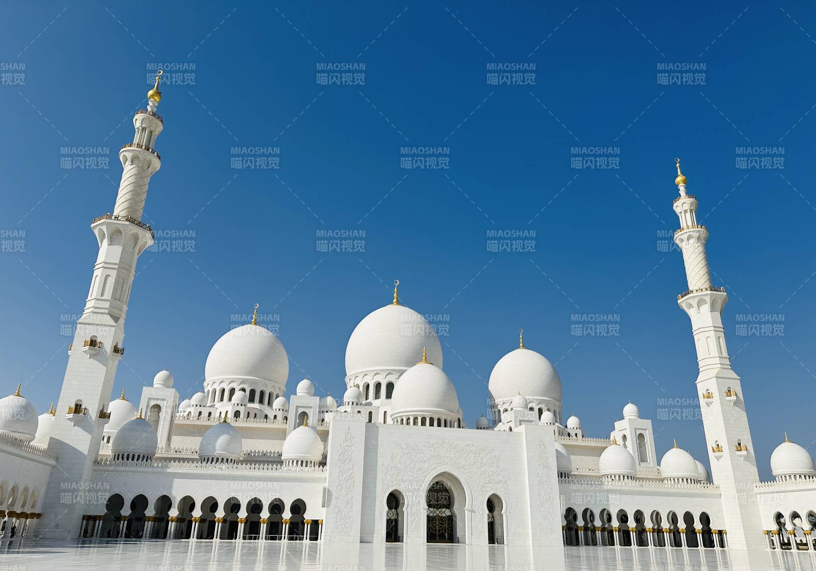 洁白清真寺 蓝天映衬图片