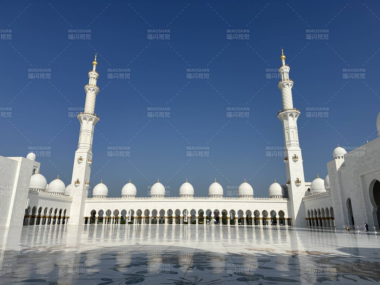 洁白清真寺映蓝天图片
