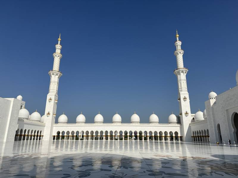洁白清真寺映蓝天图片