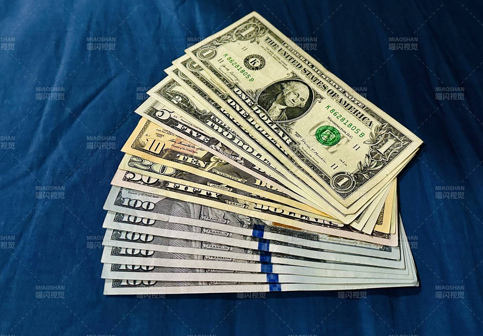 美元钞票堆叠展示图片