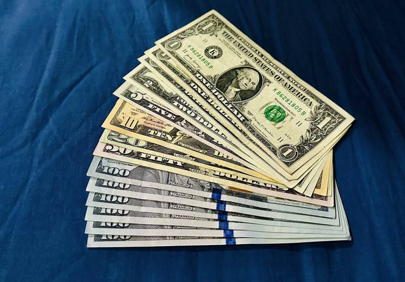 美元钞票堆叠展示图片